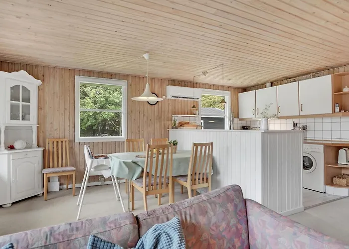 Дом отдыха 3 Bedroom Awesome In Сальтум